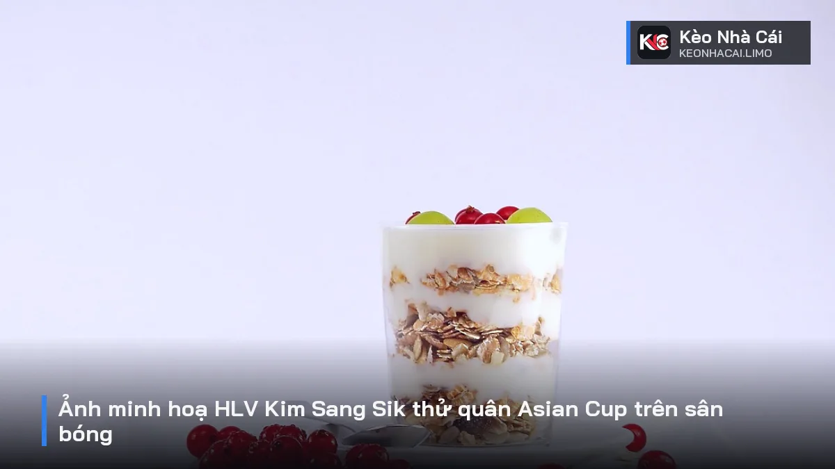 Ảnh minh hoạ HLV Kim Sang Sik thử quân Asian Cup trên sân bóng