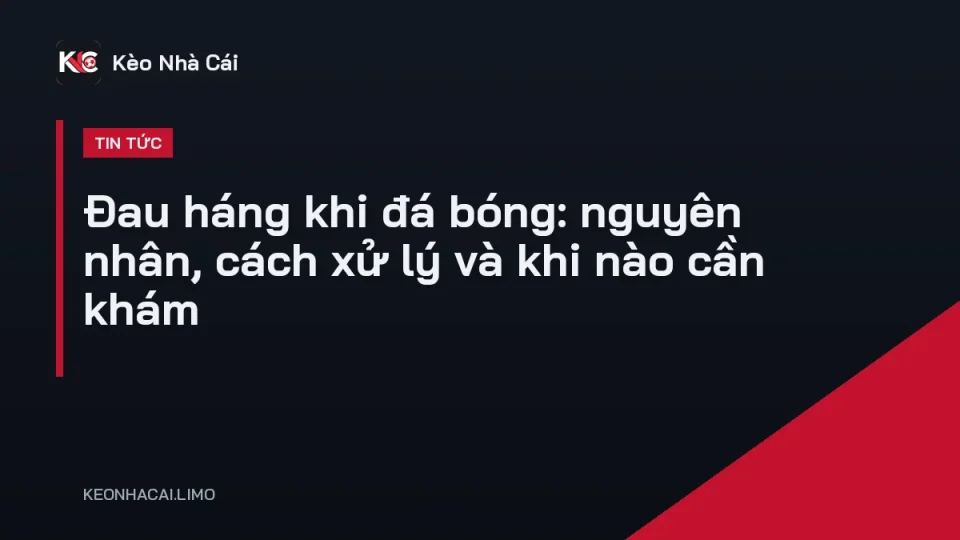 Cầu thủ ôm vùng háng đau khi đá bóng trên sân cỏ