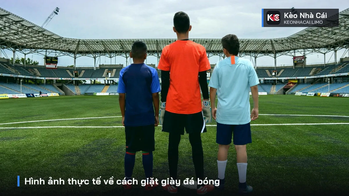 Hình ảnh thực tế về cách giặt giày đá bóng
