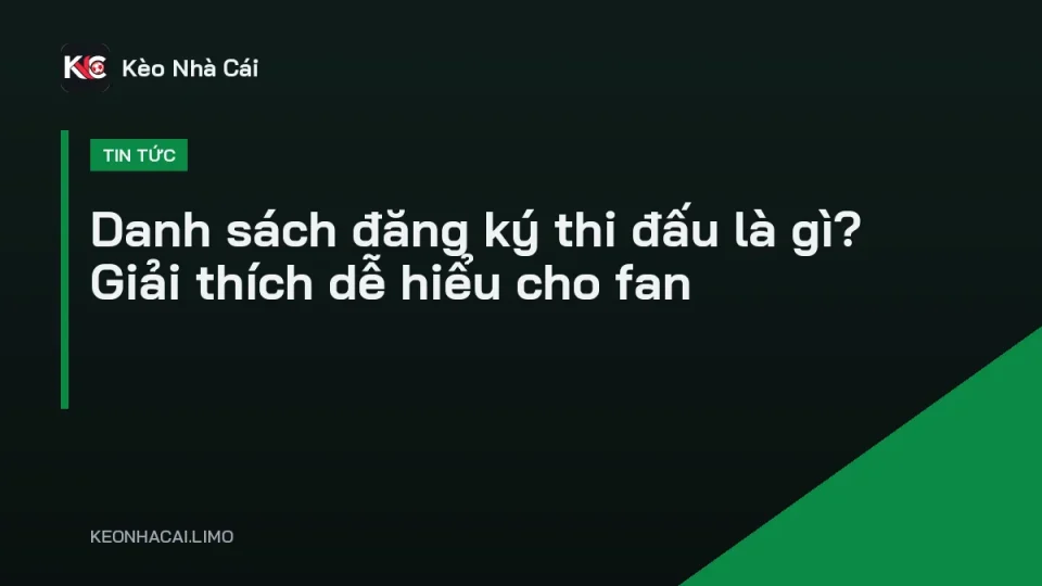 Huấn luyện viên kiểm tra danh sách đăng ký thi đấu của đội bóng trước giải